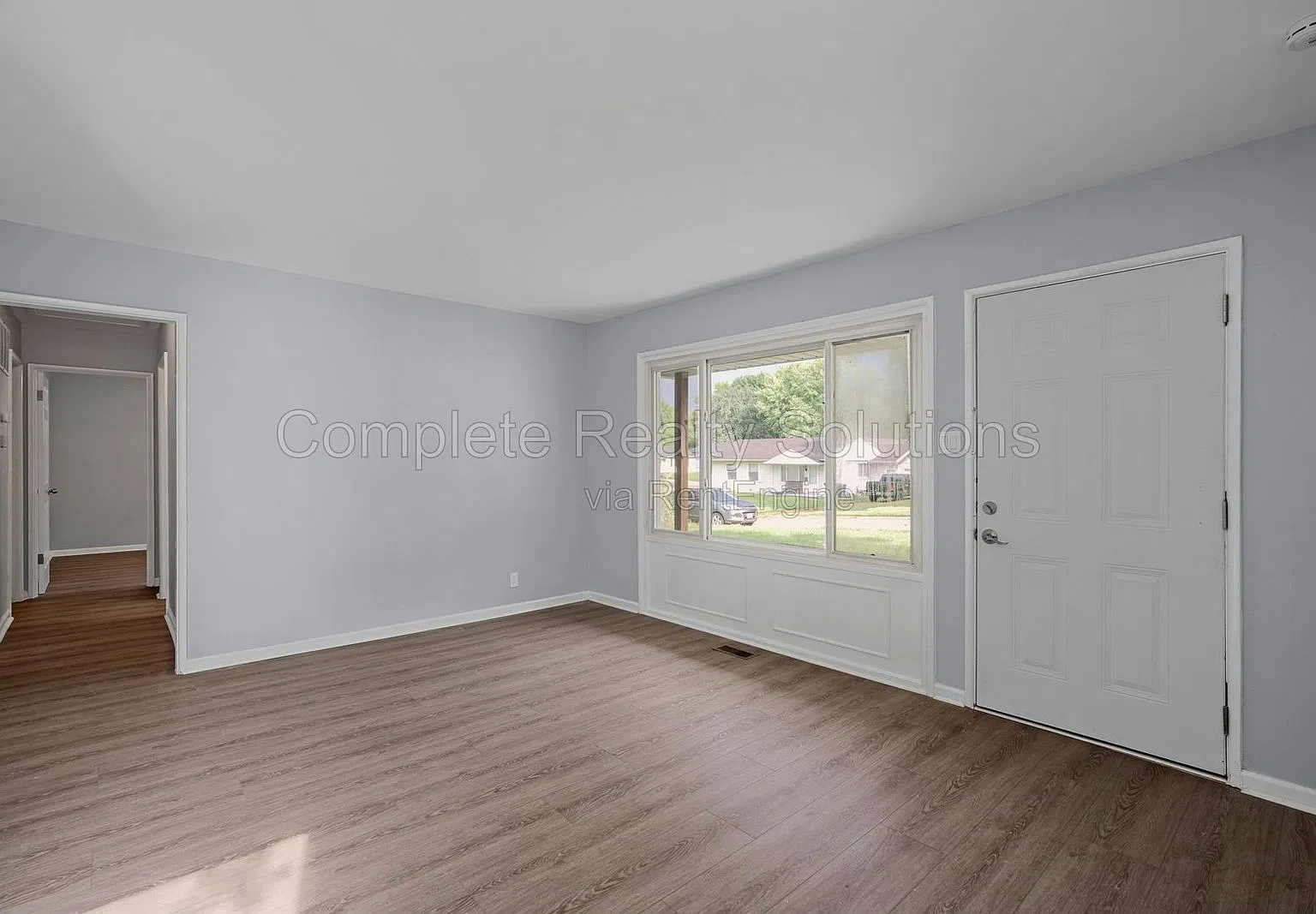 3 bed, 1.0 bath, 914 sqft, $1,295 — Photo 3