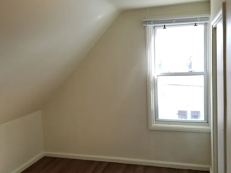  153 Woodbine St 1stFlr 2Bed NEWFlooring NEWPaint NOPets Storage Prkg — Photo 6