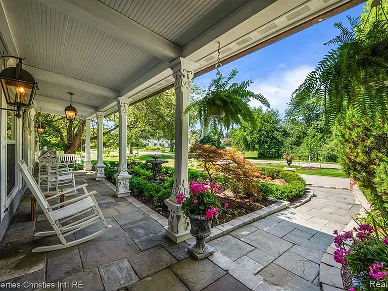 275 Barden Rd — Photo 3