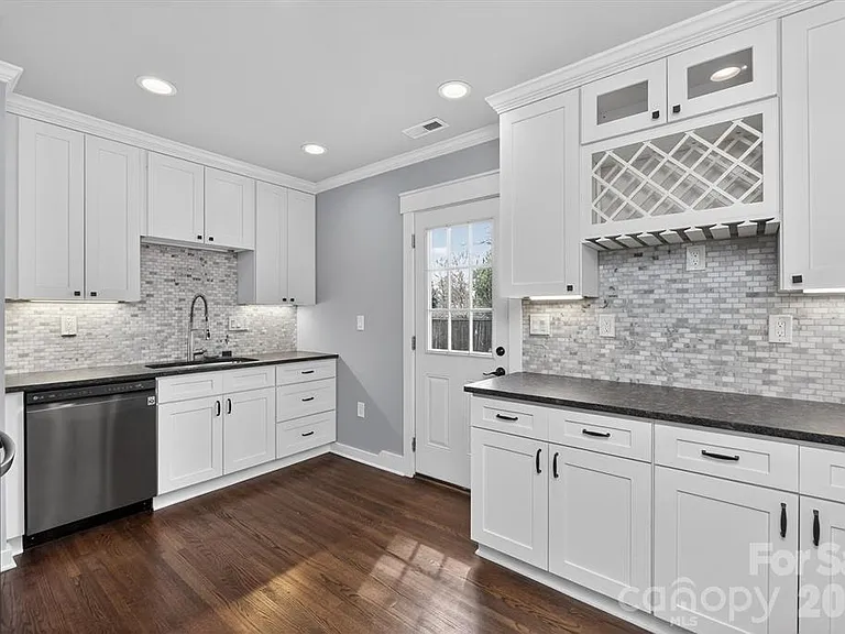 307 E Peterson Dr — Photo 3