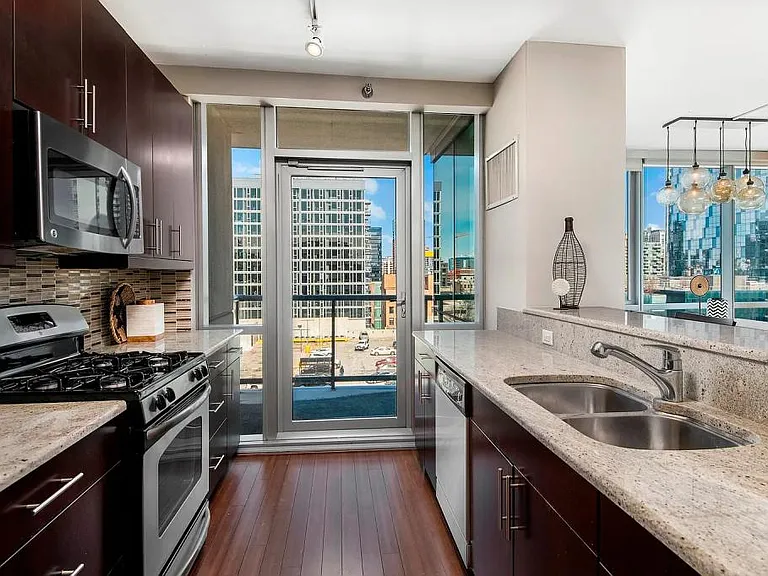 123 S Green St #903B — Photo 8