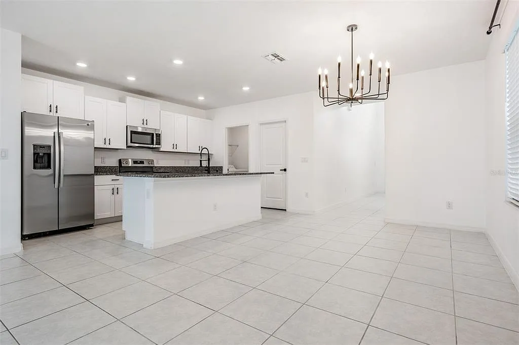 5 bed, 2.5 bath, 2389 sqft, $2,800 — Photo 4