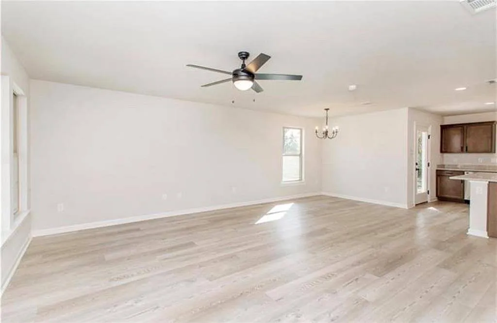 3 bed, 1369 sqft, $1,750 — Photo 3