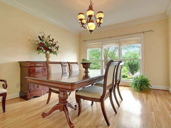 3rd image of 2414 Huntington Glen Dr