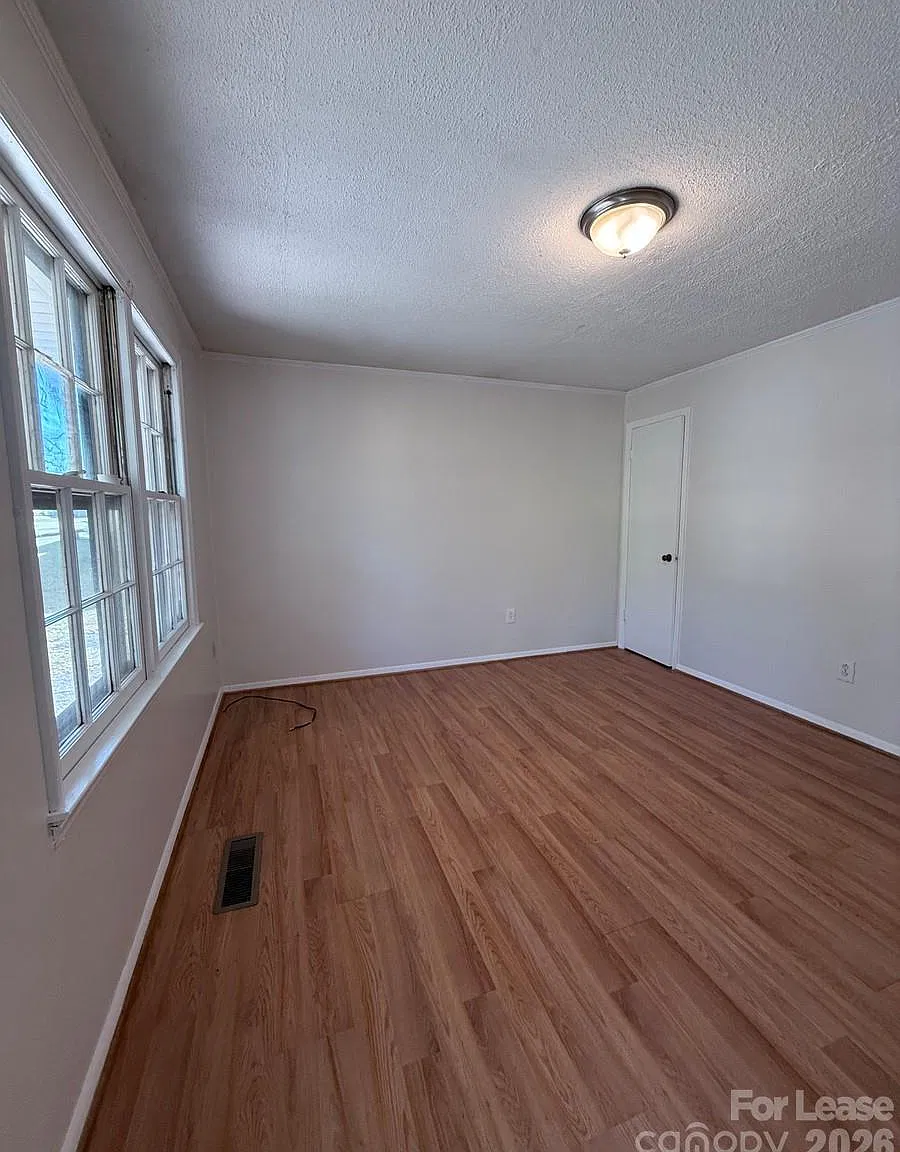 3 bed, 1.5 bath, $1,095 — Photo 2