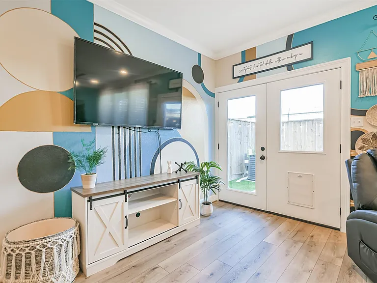 1010 Melneeka Ln — Photo 18