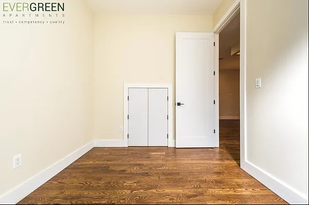Rented by Evergreen Apartments BK | media 26