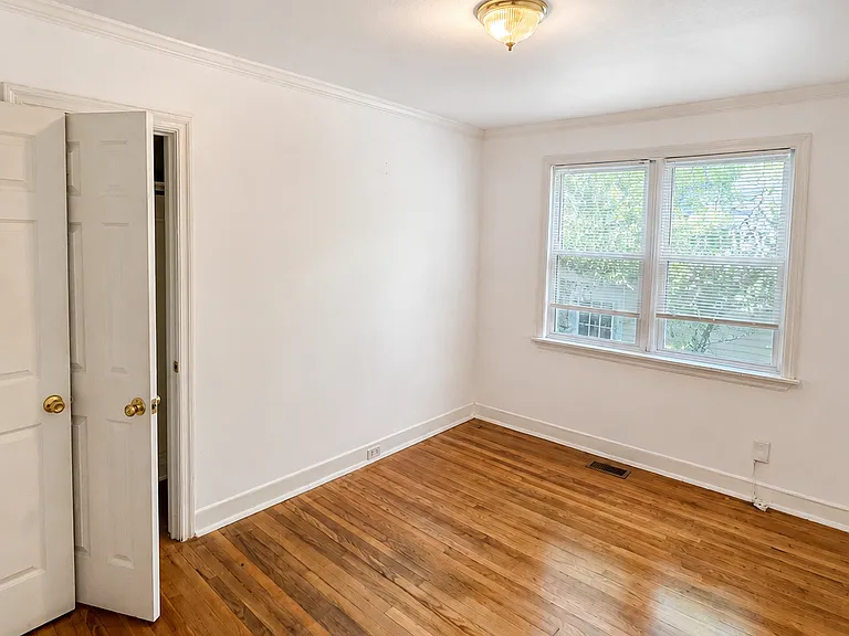 911 Clarendon St #B — Photo 3