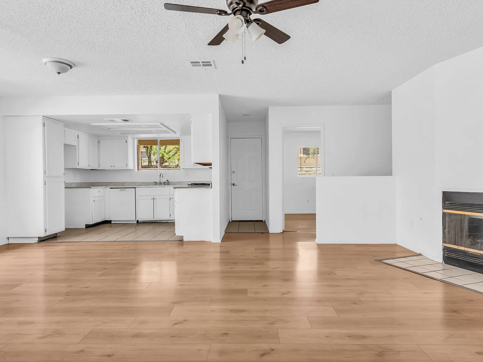 3 bed, 1250 sqft, $2,295 — Photo 3
