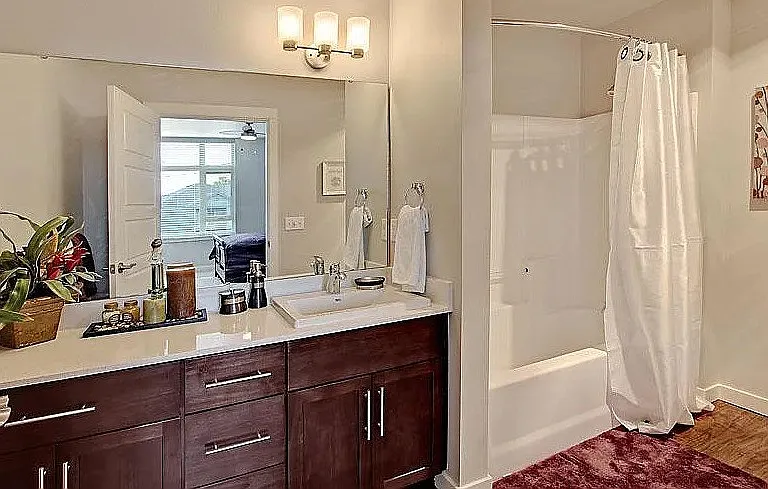 MOTIF APTS — Photo 7