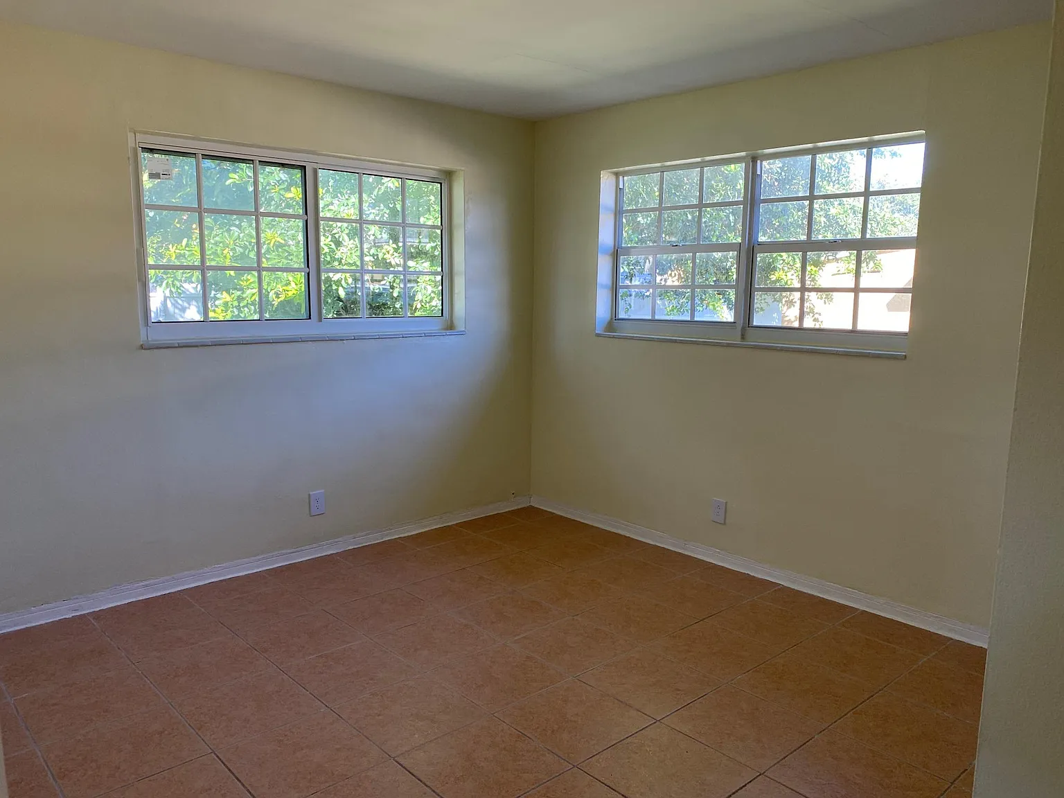 412 SW 9th St — Photo 3
