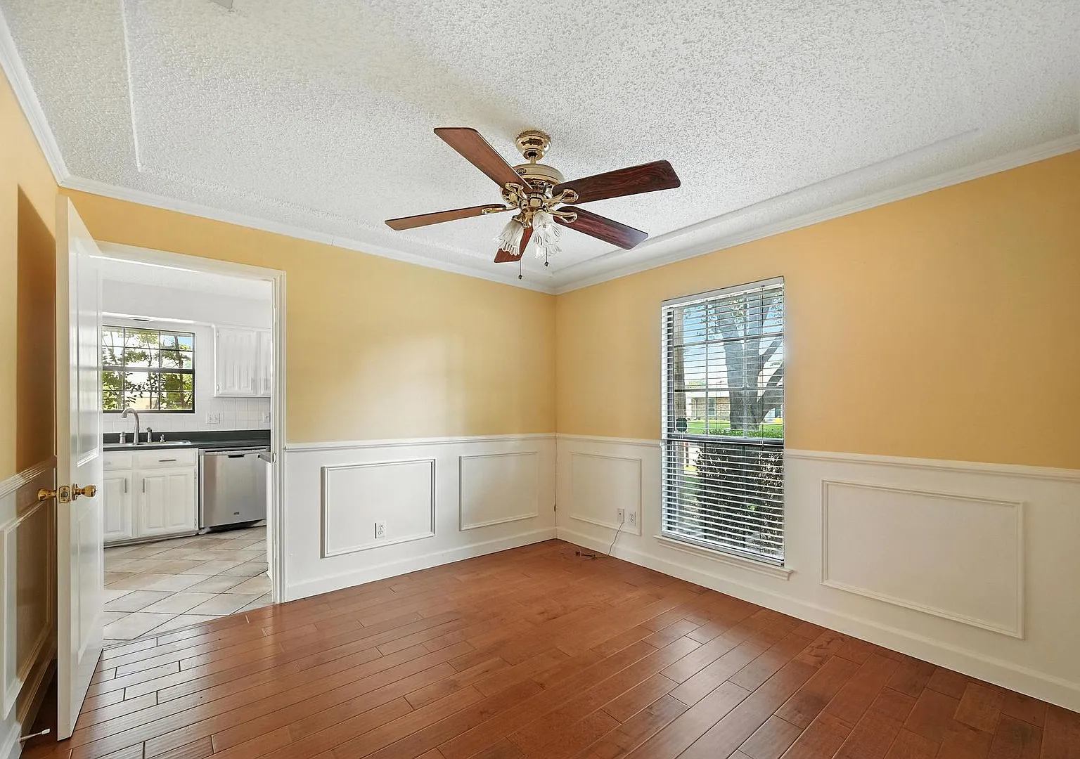Beautiful 4-Bedroom Home in Sought-After Plano — Photo 4