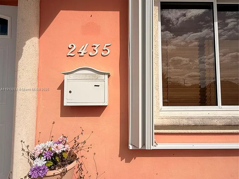 2435 Wilson St — Photo 4