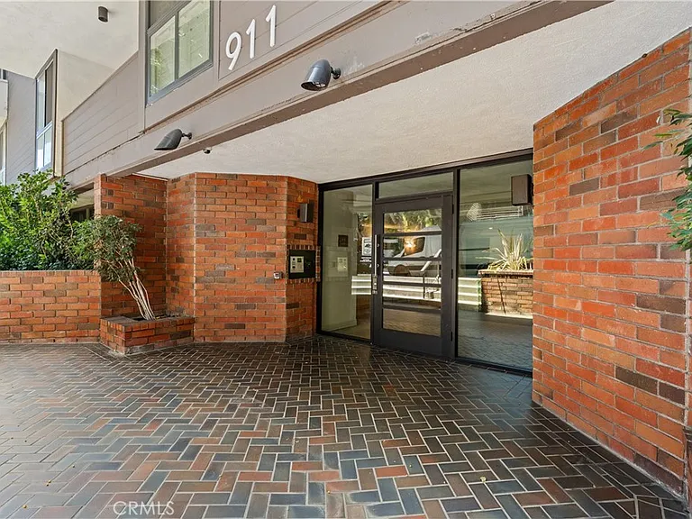 911 N Kings Rd #319 — Photo 4