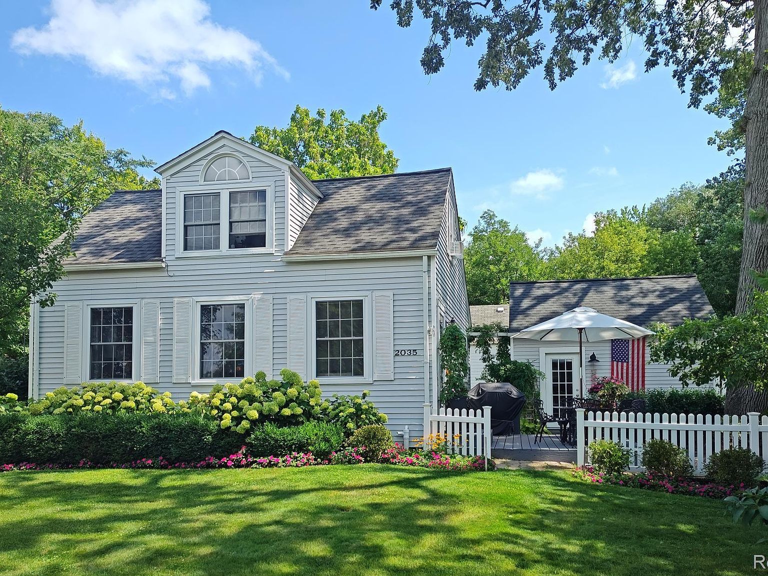 2035 Willow Beach St, Keego Harbor, MI 48320