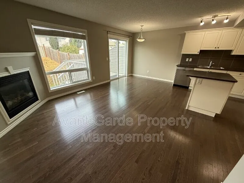 3 bed, 2.5 bath, 1300 sqft, $2,095 — Photo 2