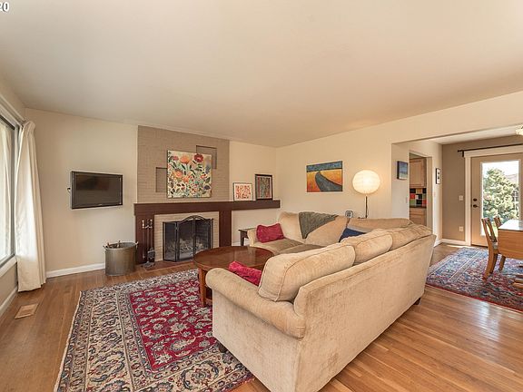 4th image of 315 SE 94th Ave