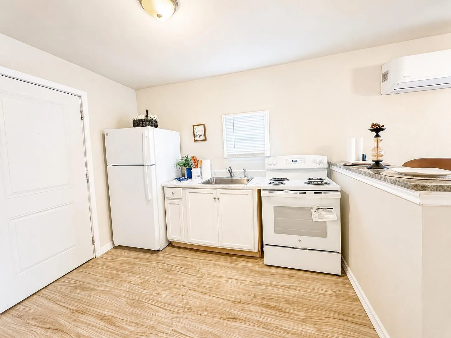 2 bed, 1.0 bath, 468 sqft, $1,300 — Photo 4