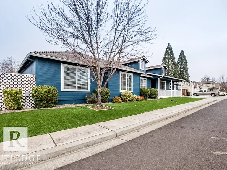 1013 Hope Dr — Photo 2