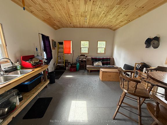 3rd image of 1015 Quibell Rd