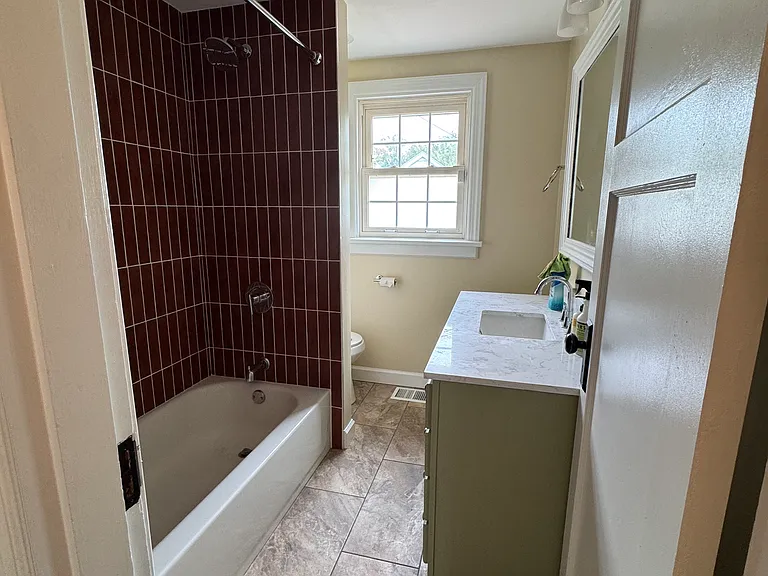 1048 Wilmington Ave — Photo 4