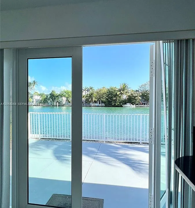 8227 Crespi Blvd #4