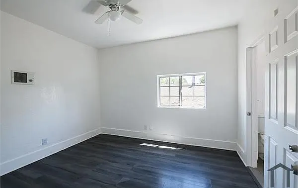 204 W 52nd Pl — Photo 10