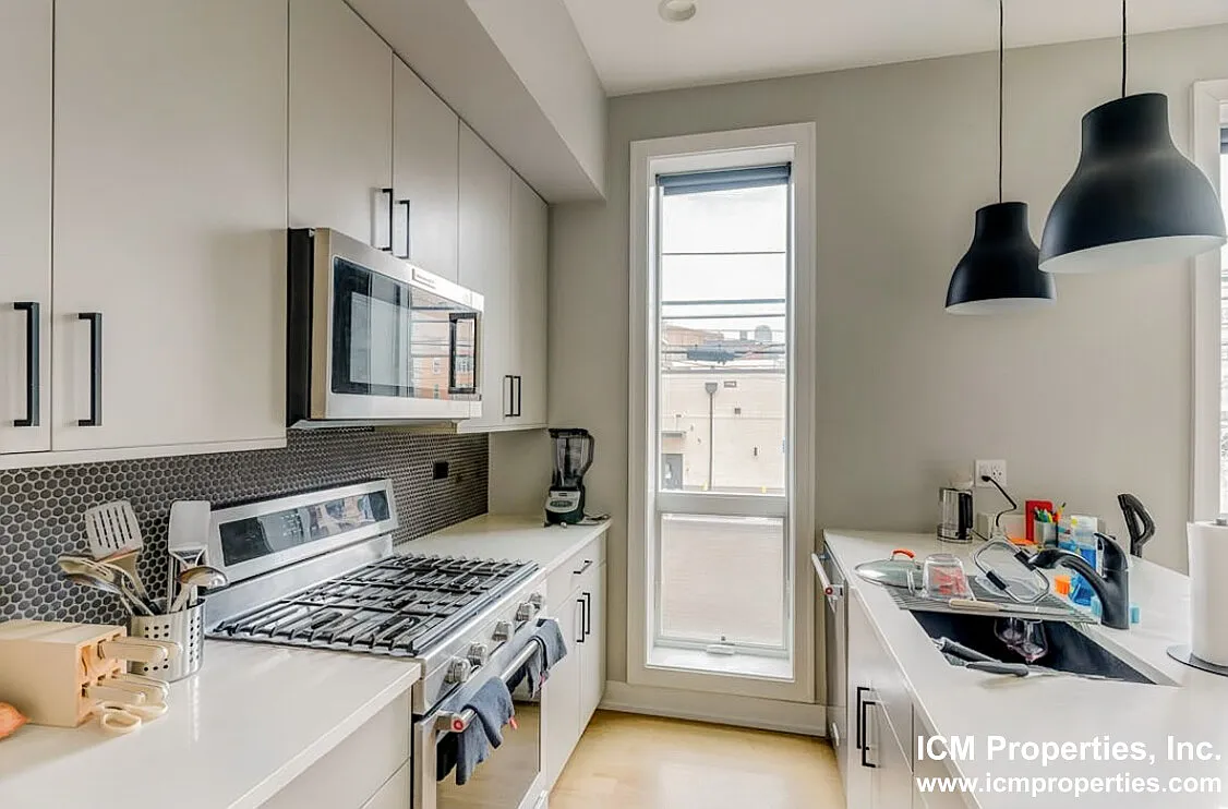 Building Photo - 1060 W Cornelia Ave #2