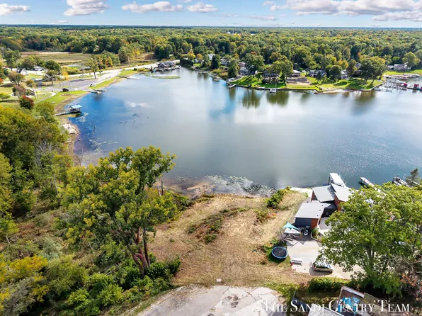 148 Lake St, Fruitport, MI 49415