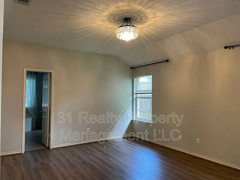 1304 Rosewood Ln — Photo 4