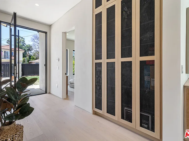 15721 Addison St — Photo 18