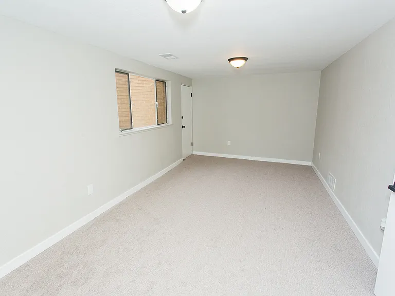 2620 S Holly St — Photo 39