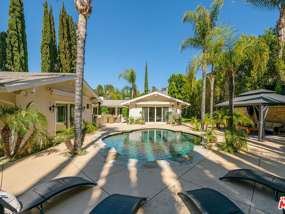 2nd image of 18070 Lake Encino Dr