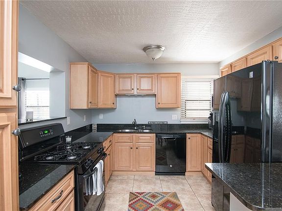 5th image of 1004 E North St