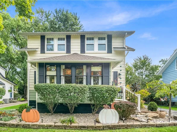 1563 Commodore Rd, Lyndhurst, OH 44124