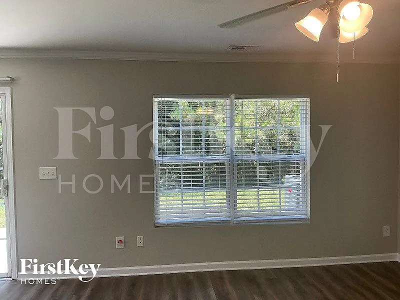 3 bed, 2.5 bath, 2113 sqft, $2,390 — Photo 2