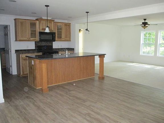 3rd image of 18 Schoolhouse Ln