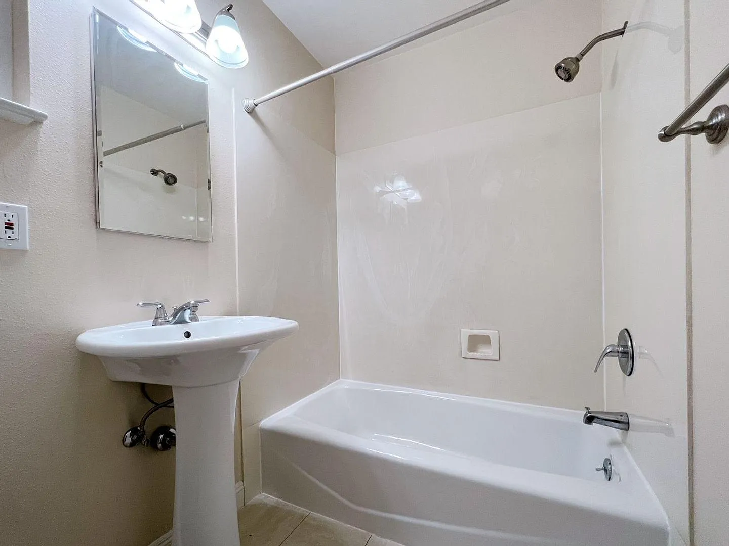 Laurel Heights — Photo 3
