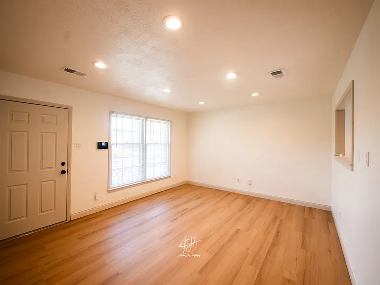 250 Lynnwood Dr — Photo 9