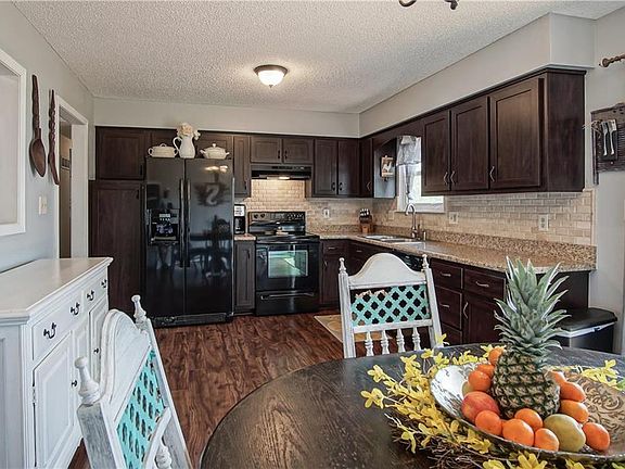 4th image of 802 Valley Woods Dr