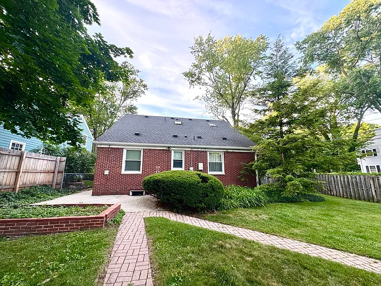 1616 Morton Ave — Photo 4