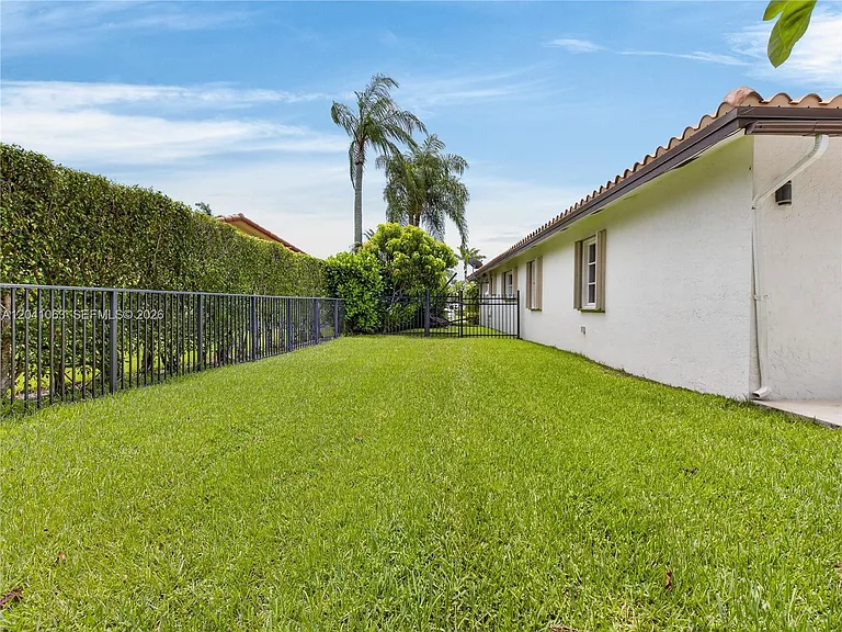 16641 Royal Poinciana Dr — Photo 47