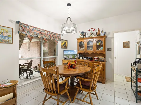 8912 Green Leaves Dr, Granbury, TX 76049