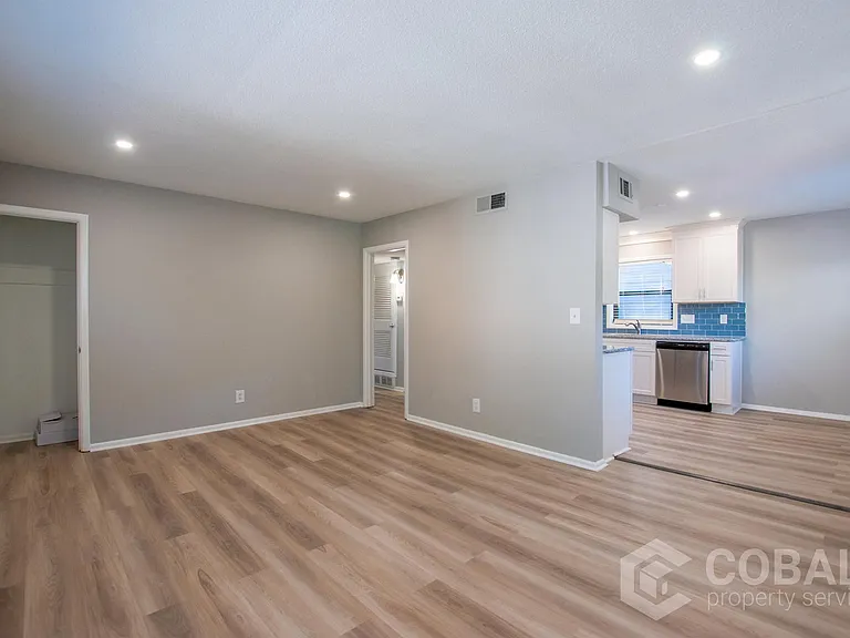 886 Saint Charles Ave NE #2 — Photo 4