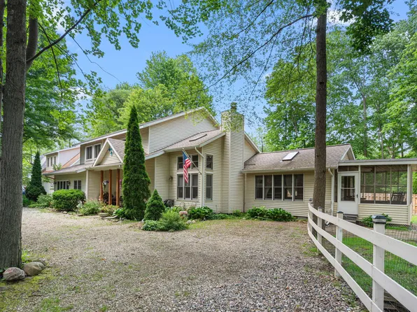 9177 Shady Ln, Lakeside, MI 49116