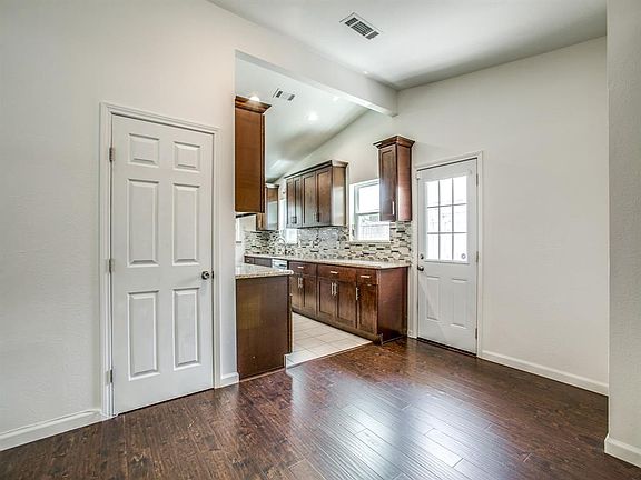 4th image of 709 Pinehurst Dr
