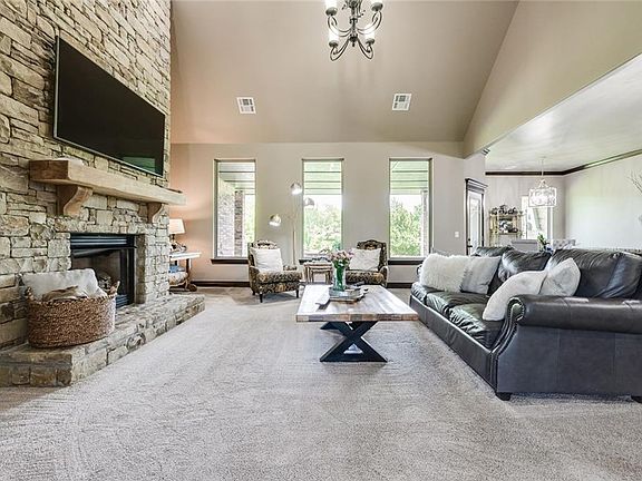 4th image of 9524 Catalpa Cir