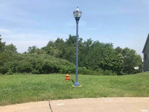 631 7th Street Ct, Moline, IL 61265