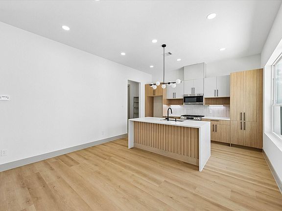 4th image of 2953 Delafield St