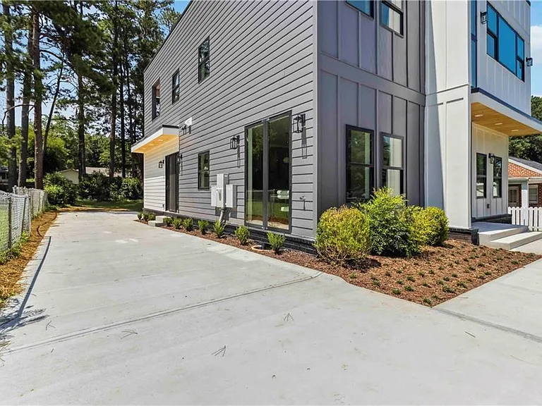 1554 Columbia Cir — Photo 4